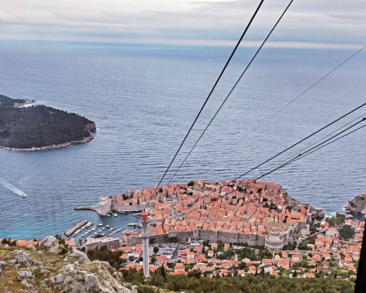 Dubrovačke zidine, stari grad i more, snimljeni s brda iznad grada