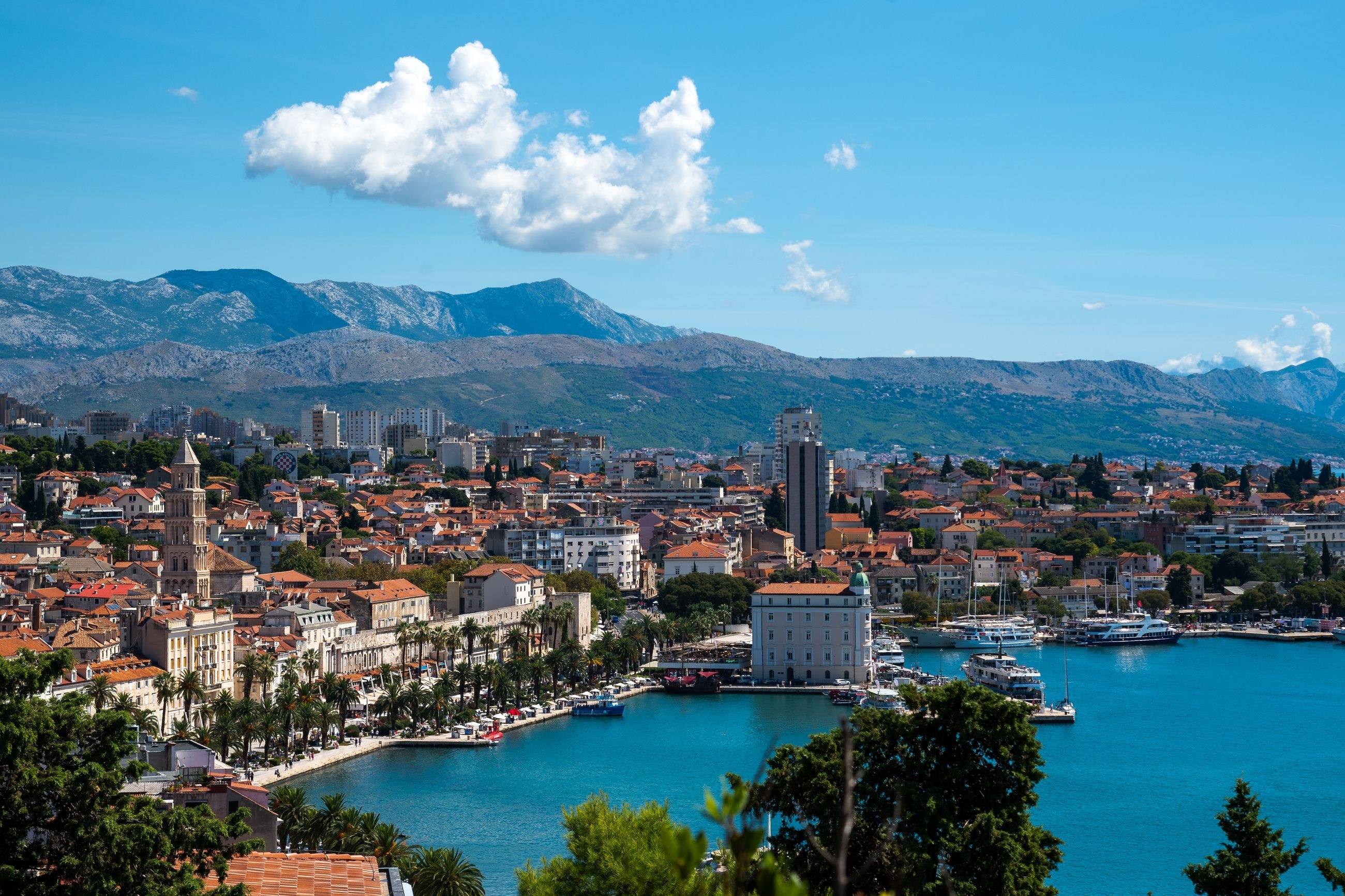 Splitska riva i luka podno planina