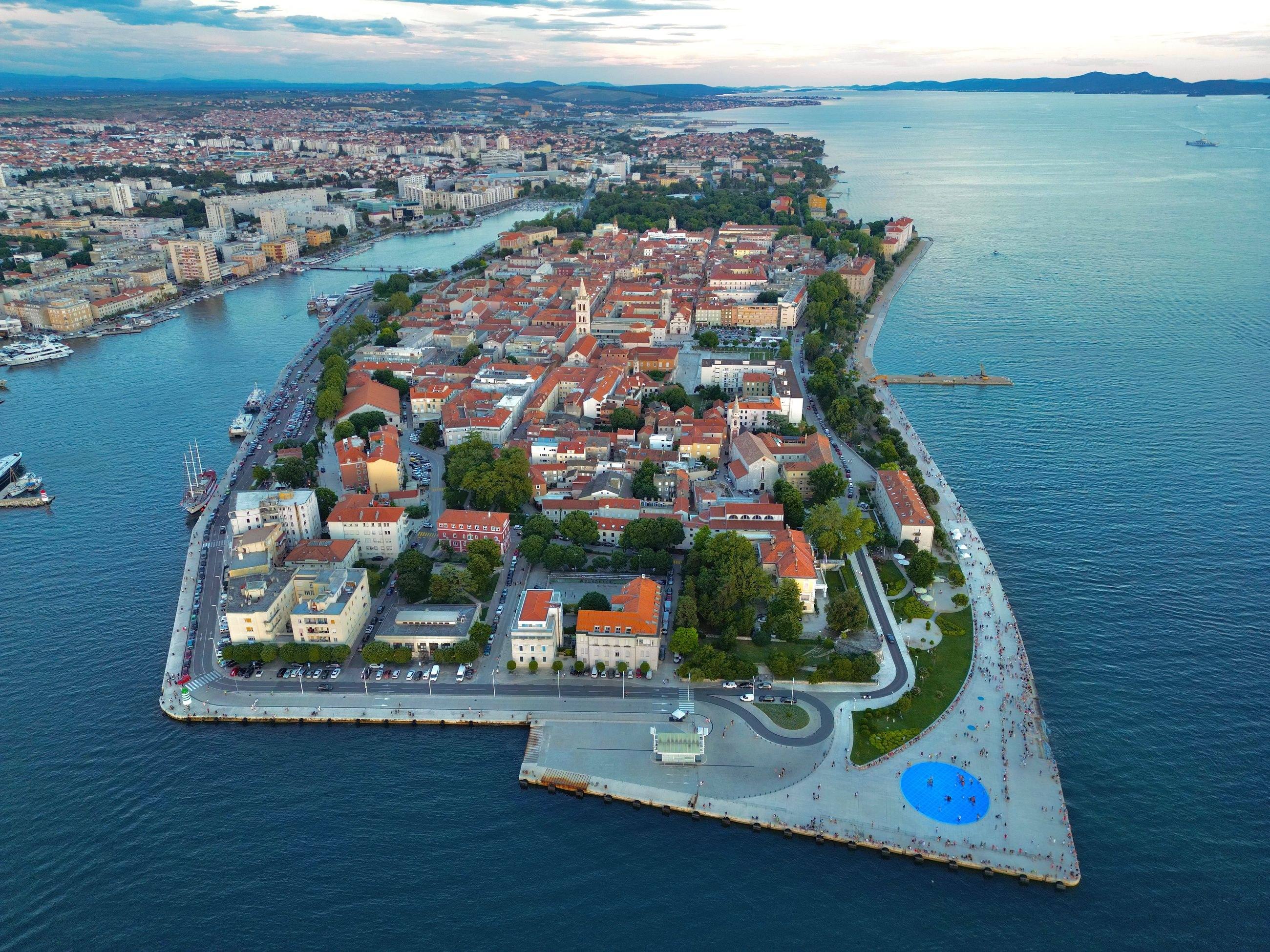 Pogled iz zraka na zadarski poluotok sa starim gradom u sumrak